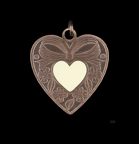 Kind heart pendant with ivory enamelled. Customized necklace as a gift for your mum, for Valentine's Day, for an anniversary, for a friend.