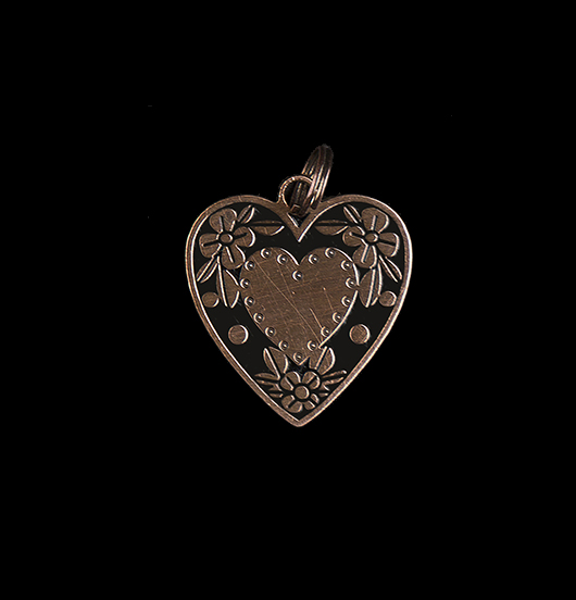Ciondolo in rame a forma di cuore inciso e smaltato di nero per personalizzare i tuoi gioielli.