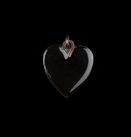 Enamelled black heart shaped pendant to customize necklaces and bracelets. Gift for a friend.