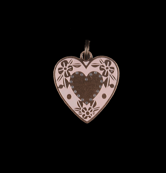 Free heart pendant with pink enamelled details. CUstomized pendant to give a friend, a sister