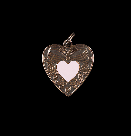 Kind heart pendant in copper with enamelled pink small heart. Customized necklace to give a friend, a sister.