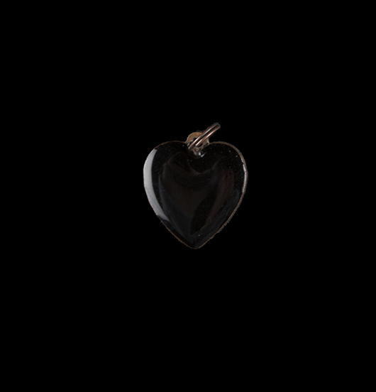 Little charm heart shaped, enamelled in black colour. Suitable to customize bracelets and necklaces.