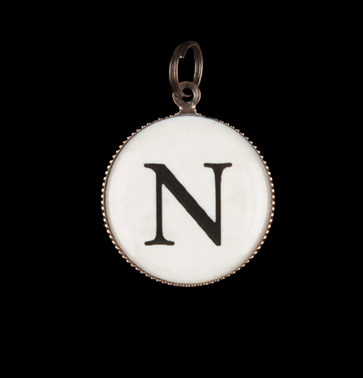 Ciondolo in porcellana con lettera N. Iniziale dell'alfabeto per personalizzare gioielli. Regali unici per momenti speciali.