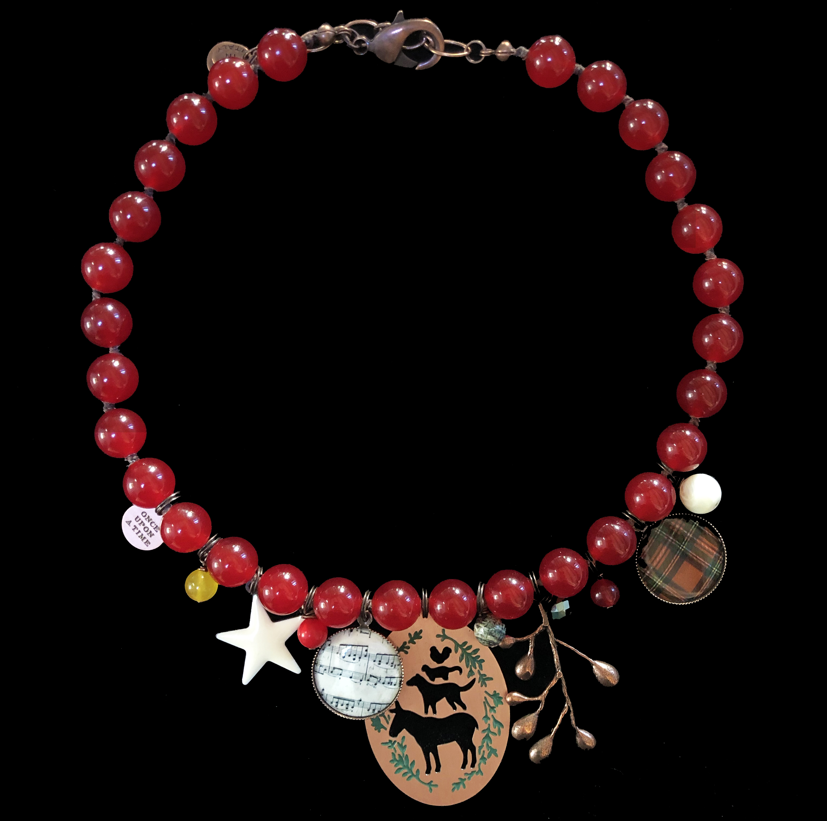 Collana in giada rosso scuro con medagliette in rame, rame smaltato e porcellana.