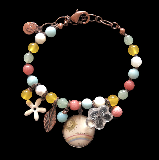 Bracciale in pietre naturali colorate con ciondoli, medagliette in porcellana, rame, fusioni, vetro