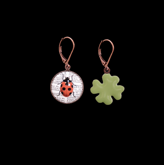 Earrings in porcelain with ladybird and four-leaf clover enamelled in green, gift to wish good luck, symbol of good luck