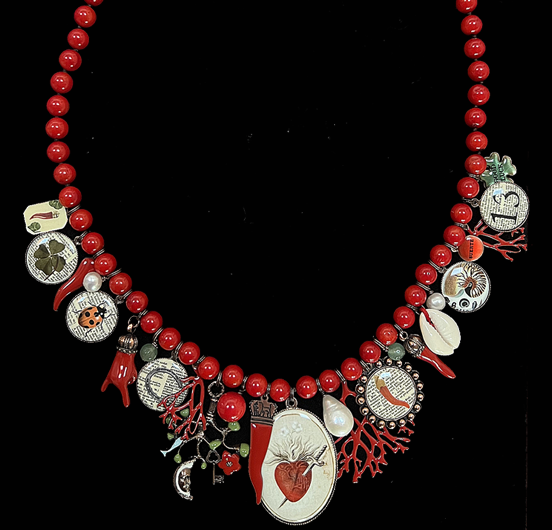 collana con pietre corallo bamboo con ciondoli a tema sacro e profano, medaglione e medagliette  in porcellana, fusioni e ciondoli